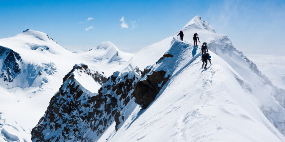 Wanderer auf verschneiten Berg