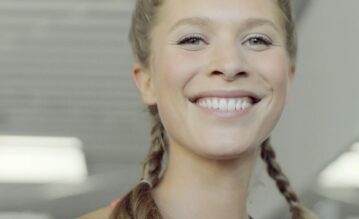 Roxana Strasser lächelt in die Kamera