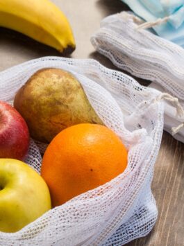 Obst verpackt in einem wiederverwendbaren Stoffbeutel schont die Umwelt