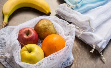 Obst verpackt in einem wiederverwendbaren Stoffbeutel schont die Umwelt
