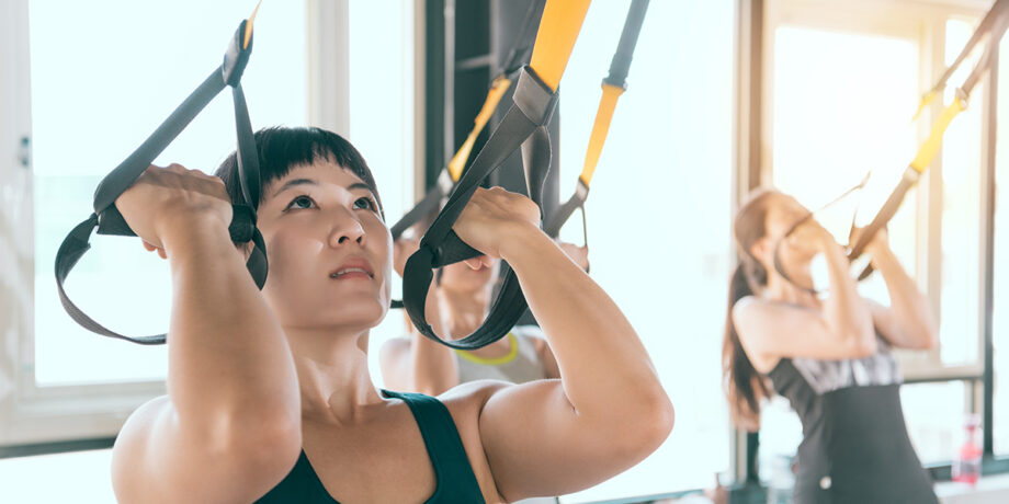 Frauen machen ein Functional Workout mit Schlingentrainern