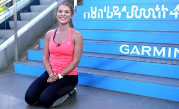 Roxana Strasser kniet vor einer Treppe mit Garmin-Aufdruck