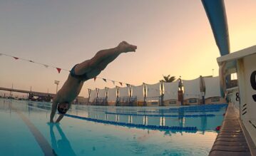 Mann macht Kopfsprung in den Pool
