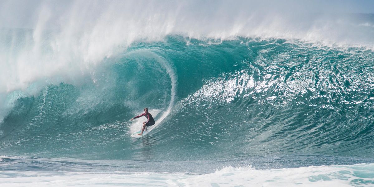 Surfer reitet eine große Welle auf Hawaii in seinem Surfurlaub.