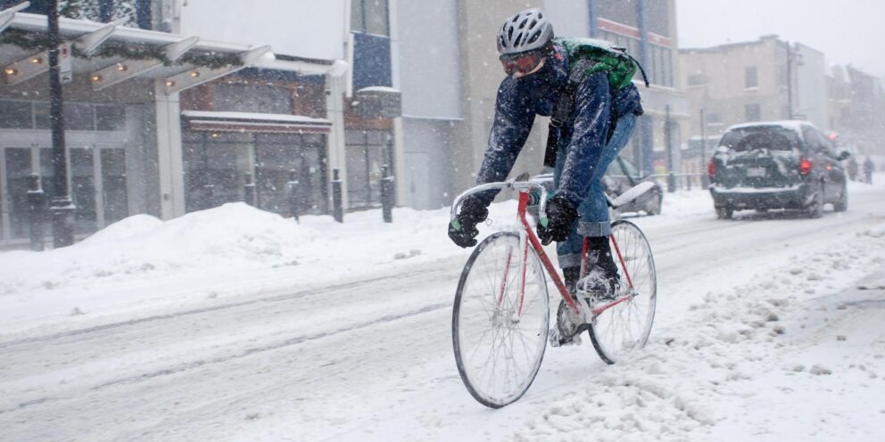 Winterfest Mit dem Fahrrad sicher über Schnee und Eis 