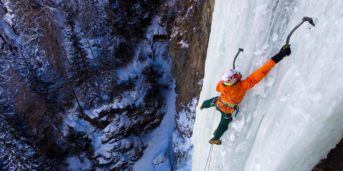 Eisklettern lernen: 3 Locations für die frostige Challenge