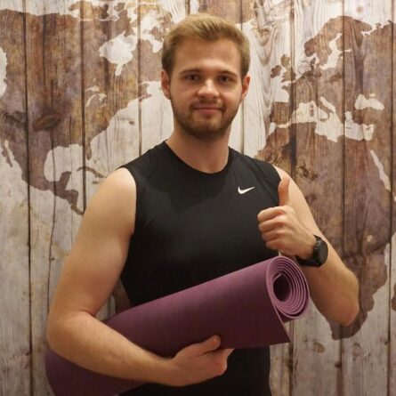 Sebastian Medwed mit Yogamatte