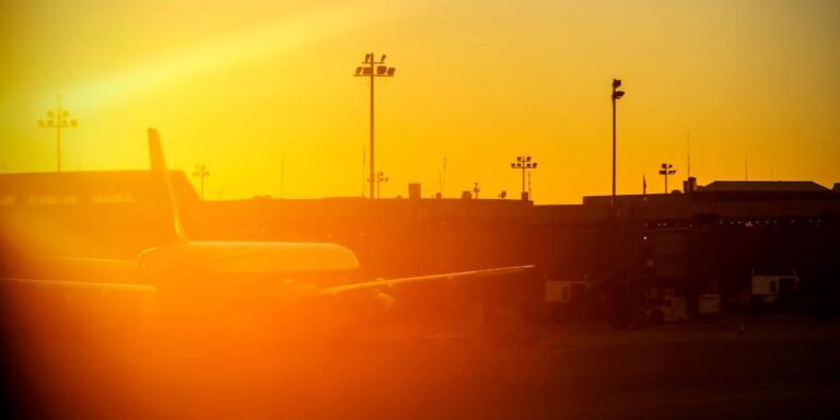 Flugzeug und Sonne