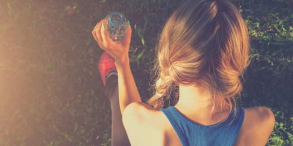 Läuferin macht während des Trainings eine Trinkpause