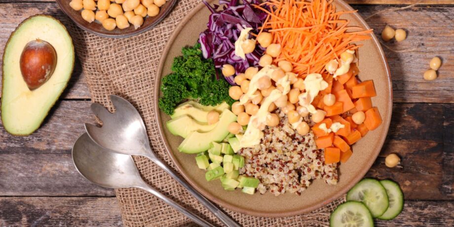Teller mit ballaststoffreichem Gemüse hilft um die Verdauung anzuregen.