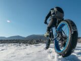 Radfahrer fährt mit seinem Fatbike durch den Schnee