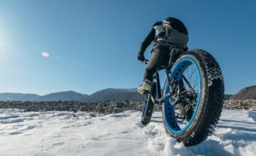 Radfahrer fährt mit seinem Fatbike durch den Schnee