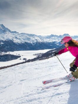 Frau beim Skifahren in den Bergen