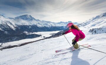 Frau beim Skifahren in den Bergen