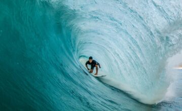 Surfer macht einen Tuberide im Meer.