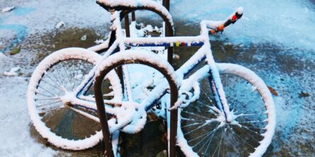 eingeschneite Fahrräder in einem Fahrradständer