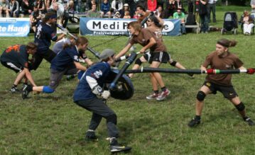 Jugger-Spielszene - ein Sport, der an eine mittelalterliche Schlacht erinnert.