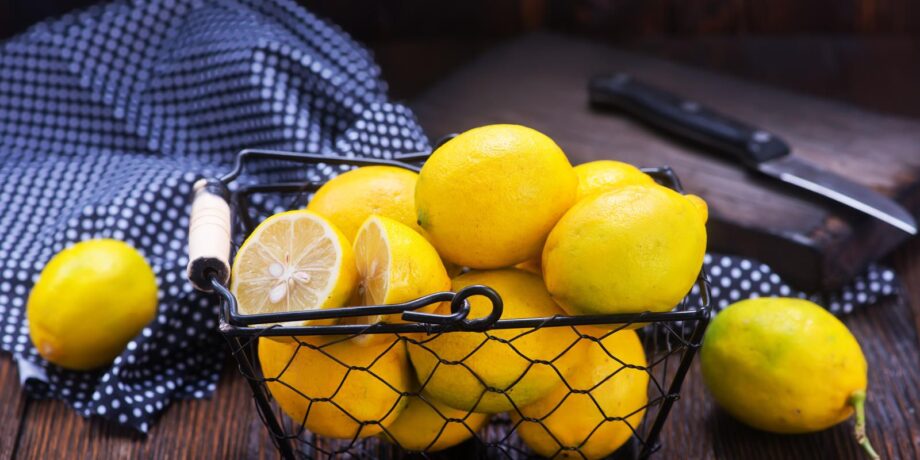 Zitronensäure aus frischen Zitronen regt die Haut zur Regeneration an