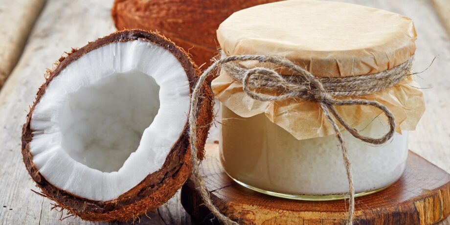 Kokosöl versorgt die Haut mit viel Feuchtigkeit