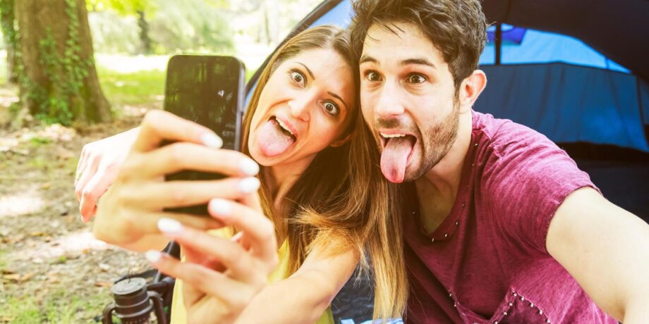 Junges Paar macht ein albernes Selfie beim Campen