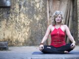 Frau beim Sivananda Yoga