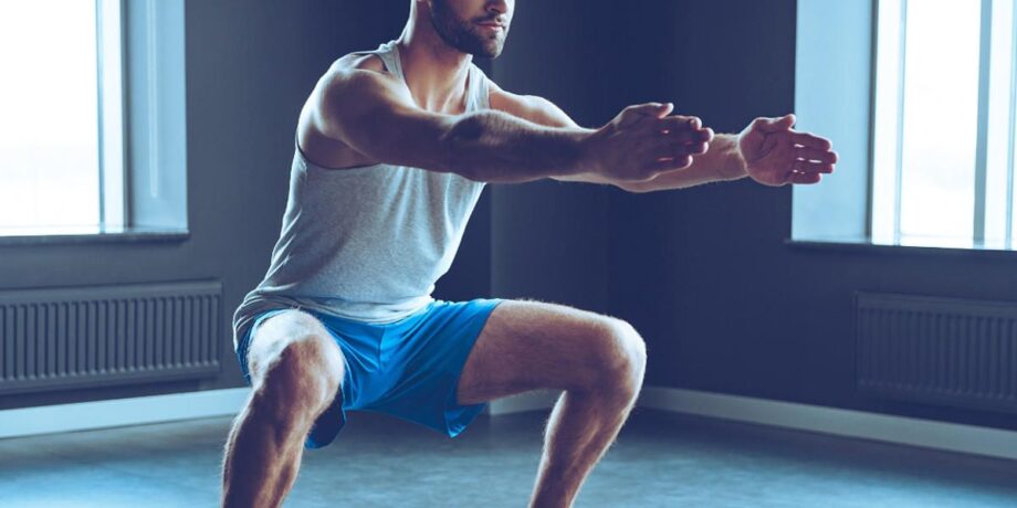Mann macht isometrische Übungen im Fitnessstudio