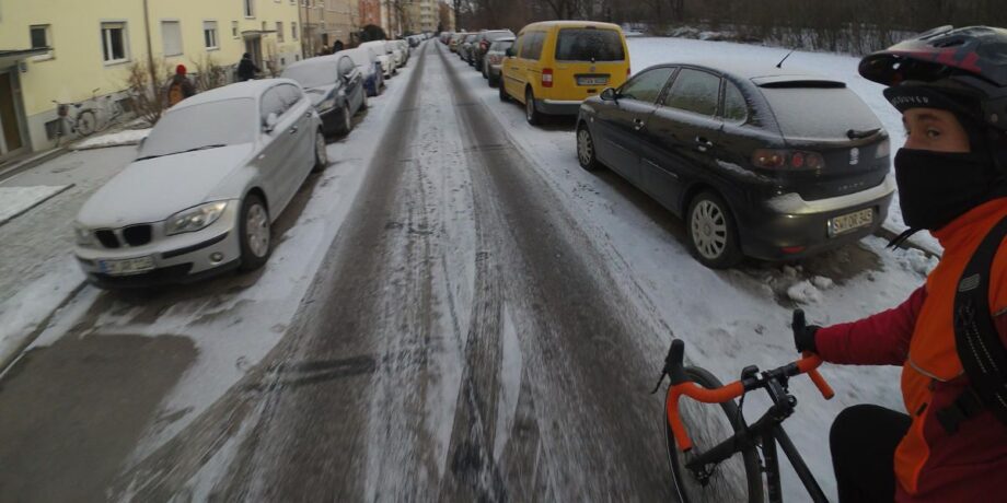 Felix beim Radfahren im Winter durch die Stadt