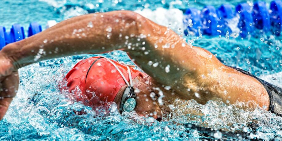 Schwimmer baut durch Kraulen Kondition im Schwimmbecken auf.