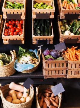 Kisten mit Gemüse an einem Marktstand