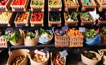 Kisten mit Gemüse an einem Marktstand