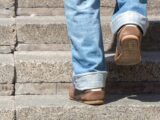 Mann nutzt die Treppen um Schritte zu sammeln