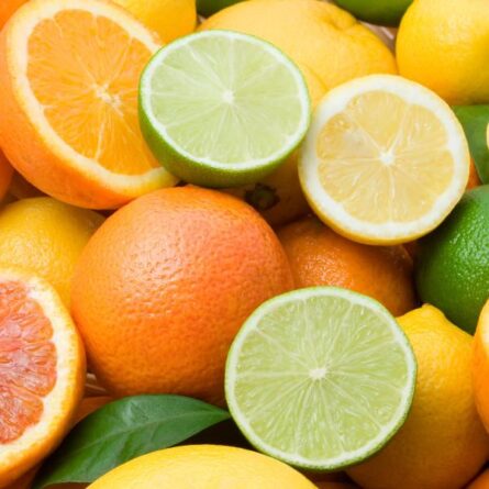 Aufgeschnittene Orangen und Limetten
