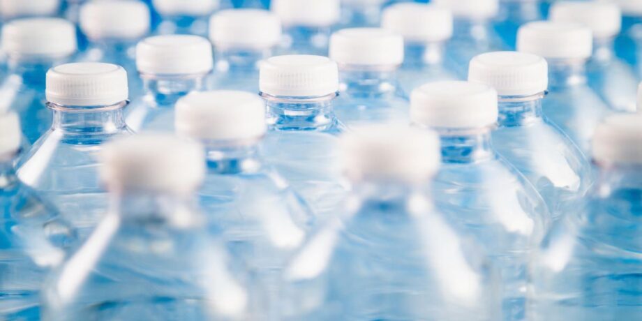 Wasser in Plastikflaschen mit weißem Deckel