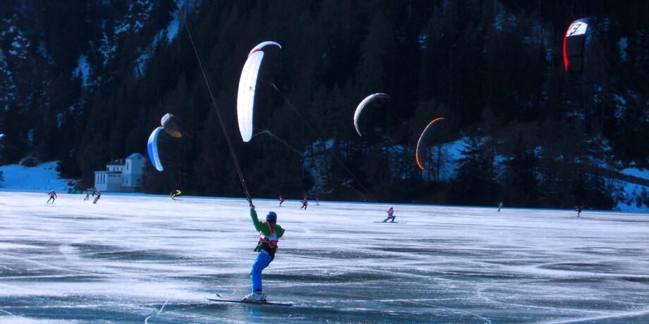 Sportler beim Snowkiten auf einem zugefrorenen See