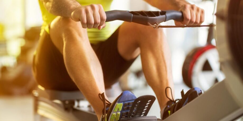 Mann macht ein Tabata-Ruder-Workout