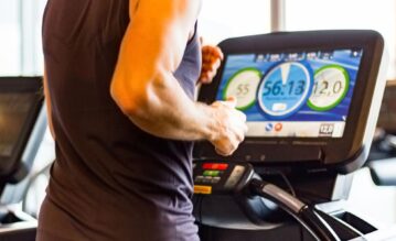 Mann trainiert indoor auf dem Laufband