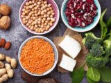 Vegane Proteinquellen wie Kichererbsen, Linsen, Tofu und Brokkoli