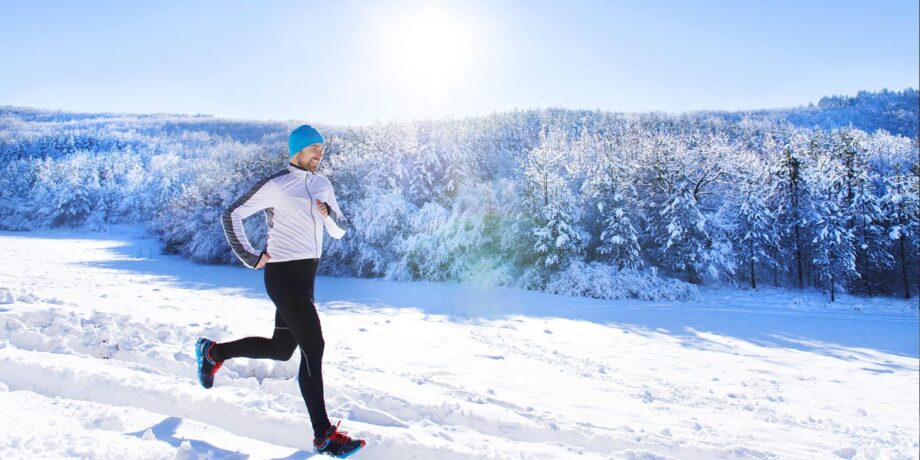 Mann fängt nach der Grippeschutzimpfung wieder langsam an zu trainieren und joggt im Schnee.