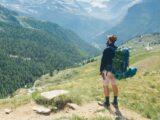 Wanderer genießt die Aussicht vom Berg in den Alpen