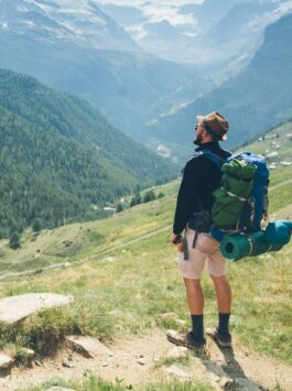 Wanderer genießt die Aussicht vom Berg in den Alpen