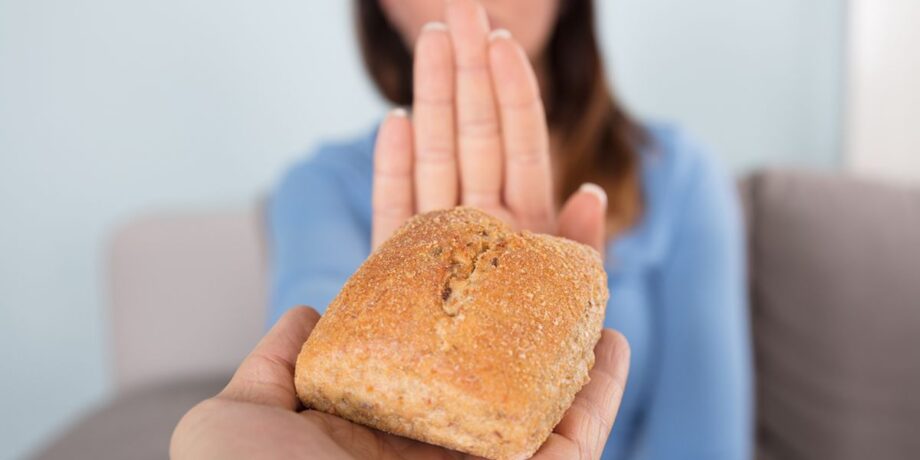 Frau lehnt ein Brötchen mit Gluten ab, weil sie an einer Glutenunverträglichkeit leidet