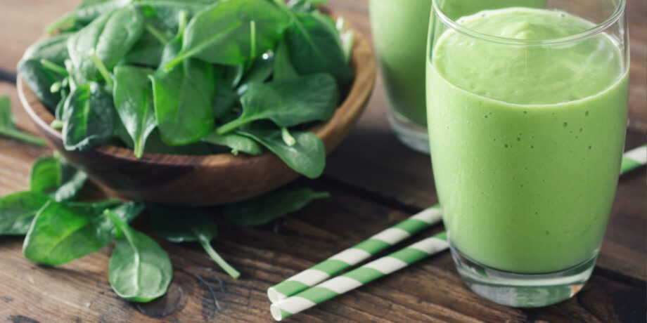 Grüner Smoothie aus Spinat reicht als Nahrungsergänzungsmittel oft aus