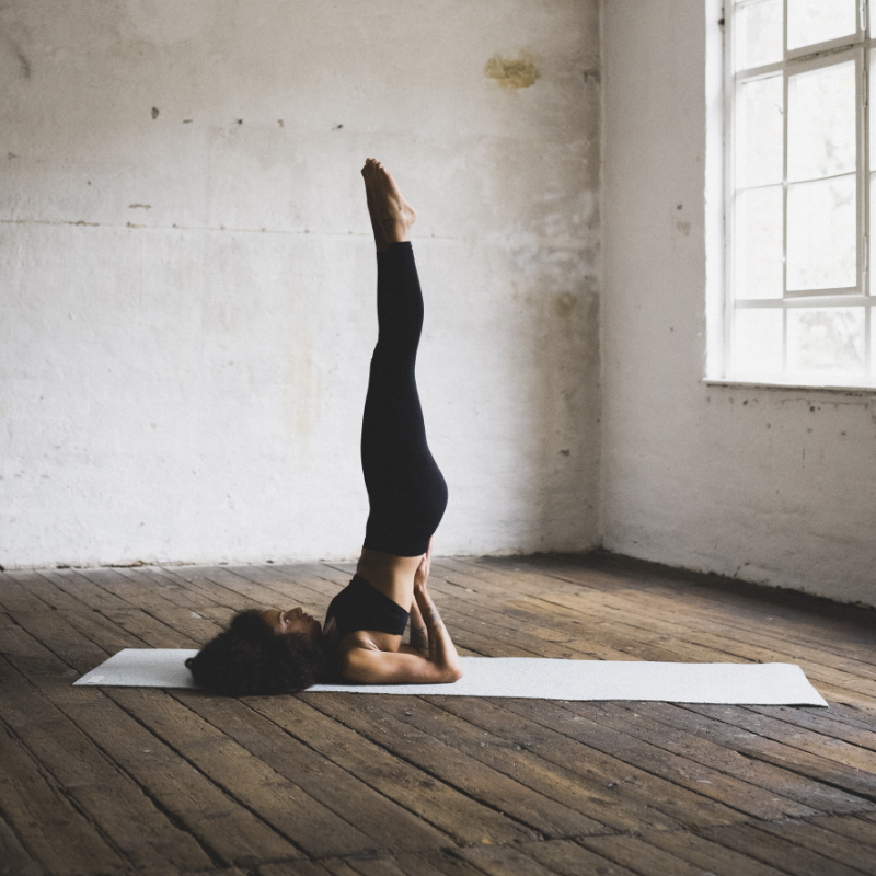 Junge Frau macht Yoga auf einer umweltfreundlichen hejhej Yogamatte