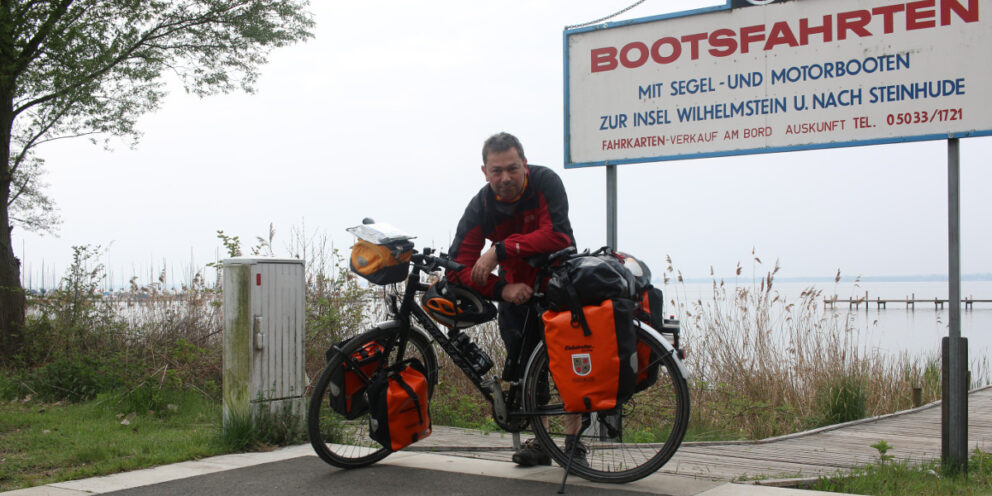 Christian Möller lehnt auf seinem Fahrrad am Meer