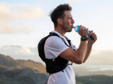 Mann trinkt beim Trailrunning im Sommer bei über 30 Grad