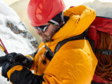 Bergsteiger checkt seine Sauerstoffsättigung auf seiner Garmin-Uhr