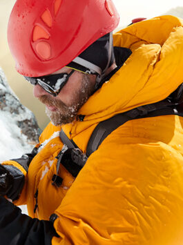 Bergsteiger checkt seine Sauerstoffsättigung auf seiner Garmin-Uhr