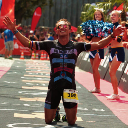 Marathonläufer Florian Wildgruber lässt sich nach dem Ziel feiern