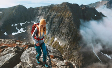 Frau beim Bergwandern