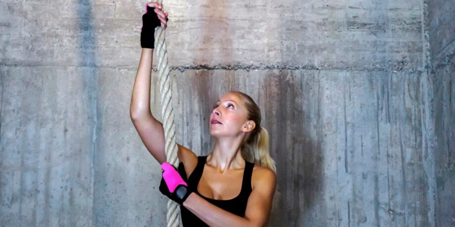 Sportlerin beim Rope Climbing